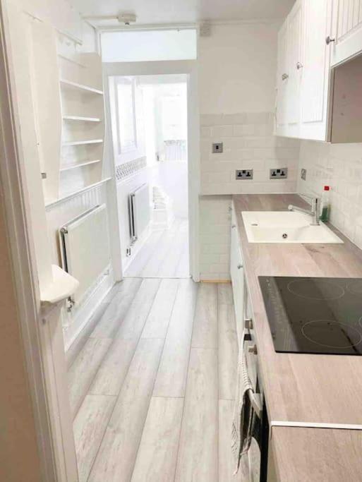 Lovely Two Bedroom Apartment, With Private Garden! Torquay Kültér fotó