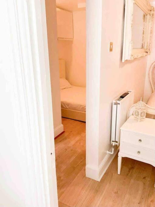 Lovely Two Bedroom Apartment, With Private Garden! Torquay Kültér fotó