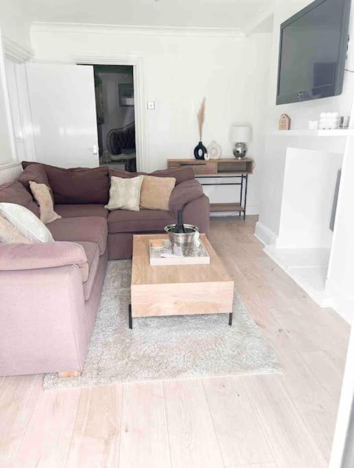 Lovely Two Bedroom Apartment, With Private Garden! Torquay Kültér fotó